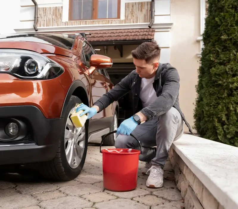 Lavage auto à domicile Montigny-le-Chartif : professionnel intervenant sur un véhicule